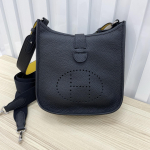 Vir&scaron;utinio sluoksnio karvės odos Aiden audinės rankinė 2025 naujo stiliaus tikros odos mini rankinė su H sagtimi, tu&scaron;čiaviduriu ra&scaron;tu, rankinė ant vieno peties 22x9x21 juoda