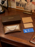Gucci rudos odos kietas dėklas akiniams nuo saulės su auksiniu logotipu ruda