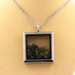 Pierres et Min&eacute;raux. Collier Grenat Tsavorite brut. Mod&egrave;le carr&eacute;. Couleur Argent.