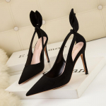 Madingi moteri&scaron;ki auk&scaron;takulniai 2025 m. Suede Stilettos su lankeliu Juodi smailianosiai bateliai Seksualūs temperamentingi avalynė ypatingoms progoms 34