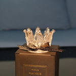 &bdquo;Crown Design&ldquo; automobilio aromaterapinis ornamentas Mielas automobilio interjero dekoravimo reikmenys automobilio centro konsolės kvepalai pra&scaron;matnus ornamentas 5cm&times;8cm