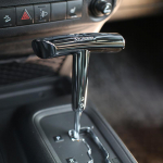 T formos pavarų perjungimo rankenėlė 2012-2017 m. Jeep Wrangler JK Dodge Charger Challenger Compass Ram Sunkiojo metalo cinko lydinio pavarų perjungimo rankenėlė juoda