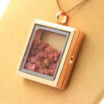 Pierres et Min&eacute;raux. Collier Spinelle brut. Mod&egrave;le carr&eacute;. Couleur Or rose.