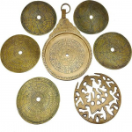 Kabantis žalvarinis arabi&scaron;kas astroliabas gaublys, jūrų navigacinis astrologinis kalendorius