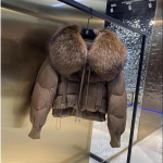 Moteri&scaron;ka rudens ir žiemos auk&scaron;čiausios klasės pūkinė striukė su me&scaron;kėno kailio apykakle, laisva trumpa striukė L kava