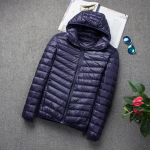 Vyri&scaron;ka lengva pūkinė medvilninė striukė su gobtuvu, trumpo stiliaus, itin plona, galimi dideli dydžiai XL (58-64 kg)