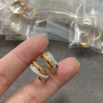 Trys žiedai su deimantais Auskarai Padengti 18K aukso spalva Atskirti Galvanizuoti Trijų spalvų Stud Auskarai, Ausies Nuotrauka Seiko Auk&scaron;ta Versija 925 Silver