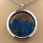 Pierres et Min&eacute;raux. Collier Apatite bleu neon brut. Mod&egrave;le M&eacute;daillon 30 mm. Couleur Argent.