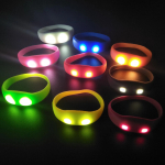 10 vnt. LED mirksintis apyrankė, &scaron;viečianti apyrankė ant rie&scaron;o, valdoma balsu, aktyvuojama muzika, garso LED apyrankė, &scaron;viečianti tamsoje, vakarėliui 10pcs