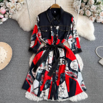 Senovinė rudens mar&scaron;kinių suknelė su atvartu apykakle Auk&scaron;tos kokybės moteri&scaron;ka viena krūtine su raudonomis gėlėmis marginti kratiniais, suvarstomi diržai, laisvi drabužiai