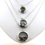 Pierres et Min&eacute;raux. Collier Benitoite brut. Mod&egrave;le M&eacute;daillon 20 mm. Couleur Argent.