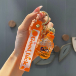 Aliejumi praturtintas &bdquo;Coca-Cola&ldquo; butelio raktų pakabukas: I&scaron;skirtinis pakabukas kuprinėms, automobiliams, studentams ar poroms