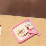 &Scaron;altoji plok&scaron;tė ledų gaminimo aparatas &scaron;eimos pramogoms ir &bdquo;pasidaryk pats&ldquo; desertams rožinė