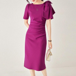 Eleganti&scaron;ka suknelė apvalia i&scaron;kirpte su kaspinėliu ir klostėmis Medium