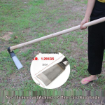 Ilgas medinis sodo kaplys: Daugiafunkcinis įrankis grėbimui, piktžolių ravėjimui, kasinėjimui ir sodinimui kalnuotame reljefe.