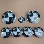 7 vnt. Priekinio gaubto emblema BMW 50-mečio logotipas 82 mm+Galinis ženkliukas 74 mm+Rato stebulės gaubtelis 68 mm+Vairo lipdukas 45 mm 82MM 74MM 45MM 56MM