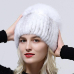100 % tikros tikro kailio moteri&scaron;ka kepurė lauke megzta audinės kailio kepurė Elastinė pūkuota lapės kailio kepurė Pomponinė moteri&scaron;ka prabangi &scaron;ilta kepurė head 55to59cm juoda/balta