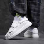 Madingi vyri&scaron;ki laisvalaikio balti batai dizainerio plok&scaron;čiapadžiai platforminiai sportbačiai jaunatvi&scaron;ko gatvės stiliaus natūralios odos avalynė lipdukas zapato 6.5 balta
