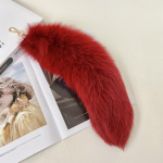 Madinga Big Fox Tail raktų pakabuko krep&scaron;ys Raktų pakabukas Pūkuotas papuo&scaron;imas about 40cm raudona
