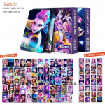 92 dvipusės HD spalvotomis nuotraukomis atspausdintos anime personažų kortelės, anime periferinių daiktų kolekcinės kortelės, lipdukai ir sveikinimo atvirukai One Size