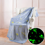 Dvipusė &scaron;viečianti flanelinė antklodė vaikams &ndash; &scaron;vytinti tamsoje dizaino, lengva ir erdvi Universe, 152*127CM mėlyna