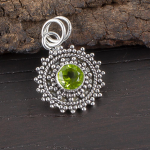 Peridoto brangakmenių papuo&scaron;alai, 925 prabos solidus sterlingas sidabro papuo&scaron;alai, Gražus rankų darbo peridoto pakabukas, Moteri&scaron;kas pakabukas dovanai 1.03 Inches žalia