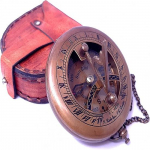 Žalvarinis saulės laikrodžio kompasas su odiniu dėklu ir grandine &bdquo;Steampunk&ldquo; aksesuaras, senovinė apdaila, gražus rankų darbo dovanų saulės laikrodis