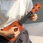 Vaikai gali plė&scaron;ti stygas ir žaisti Yukrili Toys pradedančiųjų lygio gitara galvosūkiais ir muzikos instrumentais