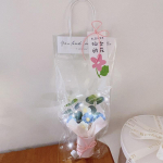 &bdquo;Pasidaryk pats&ldquo; mažas, &scaron;viežias saldus pakavimas, gėlių puok&scaron;tė, megzta pliu&scaron;inė dovana, rankų darbo kelių spalvų