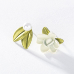 Pinkdudu Romanti&scaron;ka Korėjos Gardenia Asimetri&scaron;ki auskarai &Scaron;viesūs Prabangūs Balta Gėlė Žalia Lapų Auskarai Moterims PD1497 žalia