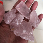 100 g natūralaus neapdoroto rožinio kvarco kri&scaron;tolinis neapdorotas akmuo kri&scaron;tolinis natūralūs akmenys ir mineralai žuvų bako akmuo 2-3cm &scaron;viesiai rausvos spalvos