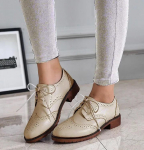 Madingi briti&scaron;ko stiliaus viengubi moteri&scaron;ki bateliai, 2024 m. koledžo stiliaus, raižyti, &scaron;iurk&scaron;tūs odiniai bateliai su kulnais ir studentų dirželiais, Oksfordo stiliaus bateliai. 40 smėlis