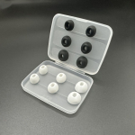 &bdquo;AirPods Pro&ldquo; 3-iosios kartos silikoniniai ausų gaubteliai su originaliu plastikiniu &scaron;erdimi &ndash; 12 vnt. 1 pair each in large, medium and small balta/juoda