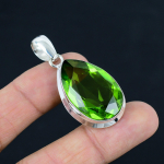 Natūralaus briaunoto peridoto brangakmenio pakabukas, 925 sterlingo sidabras, pakabukų papuo&scaron;alai, rankų darbo sidabriniai pakabukų papuo&scaron;alai dovanai, Velykų dovana žalia