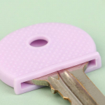 10 vnt. mi&scaron;rių spalvų PVC plastikiniai raktai, dangteliai.