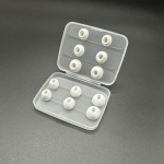&bdquo;AirPods Pro&ldquo; 3-iosios kartos silikoniniai ausų gaubteliai su originaliu plastikiniu &scaron;erdimi &ndash; 12 vnt. 2 pairs each in large, medium and small