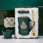 Prabangus arbatos puodelio dovanų rinkinys Vestuvių dovana svečiams Keramikinė dovana Personalizuotas keramikos puodelis su dangteliu, &scaron;auk&scaron;teliu ir arbatos sieteliu Dovanų dėžutė 400ml