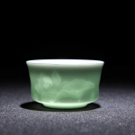 Keraminis rankomis raižytas lotoso drakono arbatos puodelis Jingdezhen Celadon Master arbatos puodeliai 100 ml