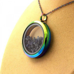 Pierres et Min&eacute;raux. Collier Saphir brut. Mod&egrave;le multicolore.