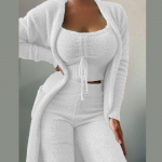 Moteri&scaron;kas flisinis 3 dalių me&scaron;kiuko laisvalaikio kostiumas su spagečių petne&scaron;ėliais, trumpa vir&scaron;utine dalimi, plačiomis ilgomis kelnėmis ir pūkiniu kimono. Jaukus pižamos komplektas. Moteri&scaron;kas kelnių kostiumas. 3XL balta