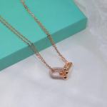 Dvigubo žiedo karoliai, padengti 18k tikslumo auk&scaron;tu variantu, eleganti&scaron;ka mai&scaron;tinga dvasia susilieja. Pasivaik&scaron;čiojimas po Niujorko moteri&scaron;kų papuo&scaron;alų parduotuves auksas