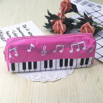 Fortepijonas, muzikinės natos, ra&scaron;tas, pie&scaron;tuko krep&scaron;io dėklas, užtrauktukas, drobė, ra&scaron;ikliai, ra&scaron;tinės reikmenys, laikymo krep&scaron;ys, mergaičių makiažas, lūpų dažai, mai&scaron;elis rožinė