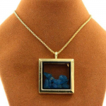 Pierres et Min&eacute;raux. Collier Apatite bleu neon brut. Mod&egrave;le carr&eacute;. Couleur Or.