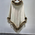 Eleganti&scaron;kas megztas klasikinis kutais puo&scaron;tas pelerinas su kailiniu apykakliu moterims, užsegamas priekyje, naujas rudens ir žiemos &scaron;iltas madingas &scaron;alis, vestuvių vakarėlio vakarinės suknelės &scaron;alis smėlis
