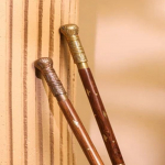 2 žalvarinių drožinėtų vaik&scaron;čiojimo lazdų rinkinys 93,98 cm