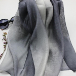 &Scaron;ilkmedžio skara Elegant Soft Wraps Spalvoti atspalviai Moteri&scaron;ki &scaron;alikai 180*80cm tamsiai pilka spalva/&scaron;viesiai pilka spalva