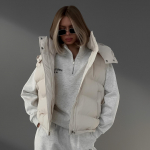 Moteri&scaron;ka žieminė oversized striukė-liemenė su gobtuvu, lengva, užsegama užtrauktuku, su stovinčia apykakle, su pa&scaron;iltinimu, pūsta, be rankovių, su ki&scaron;enėmis, &scaron;ilta vir&scaron;utinė apranga moterims M dramblio kaulas