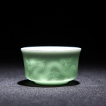 Keraminis rankomis raižytas lotoso drakono arbatos puodelis Jingdezhen Celadon Master arbatos puodeliai 100 ml