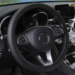 Prakti&scaron;kas, geros kokybės automobilio vairo dangtelis i&scaron; pluo&scaron;tinės odos