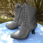 Madingi moteri&scaron;ki trumpi batai 2025 m. rudens naujiena PU oda Auk&scaron;takulniai Smailus pir&scaron;tas Retro suvarstomi Madingi kitten kulniukai Briti&scaron;ki ankle boots 35 pilka spalva